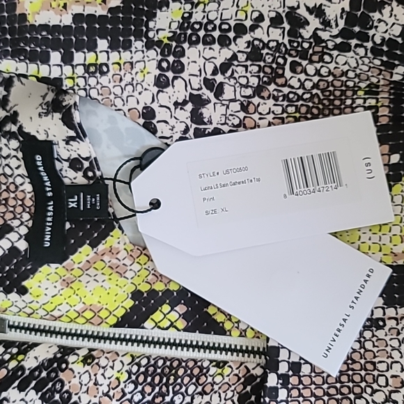 Universale Standard Python Print Michaela Top NWT - Picture 3 of 3